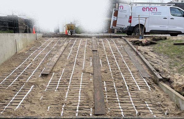 Hellingbaanverwarming voor betonnen tegels in zand